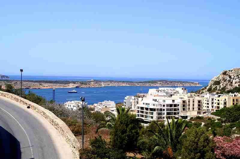 Ausblick über Mellieha Bay, einem der seltenen Sandstrände Maltas.