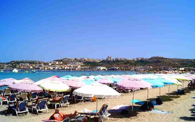 Familienfreundlicher Sandstrand Mellieha Bay auf Malta, ideal zum Entspannen.