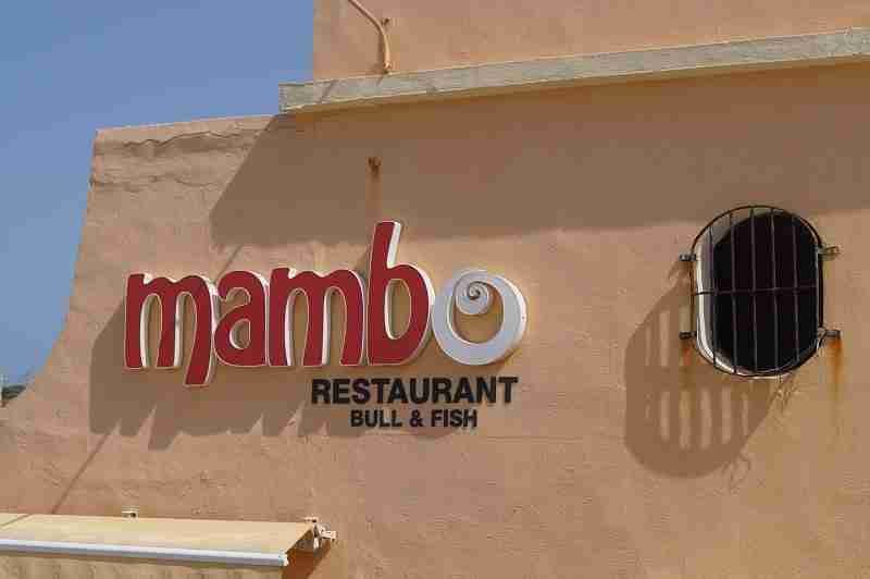Mambo, das gemütliches Strandrestaurant am Palm Beach mit Blick auf das Mittelmeer und regionale Spezialitäten.