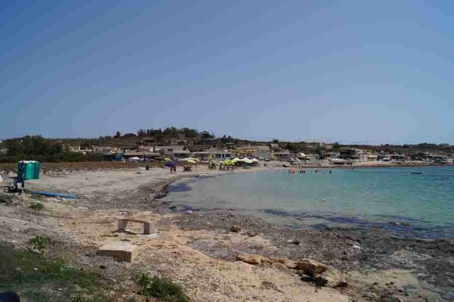Familien genießen einen entspannten Tag am flach abfallenden Sandstrand von Armier Bay
