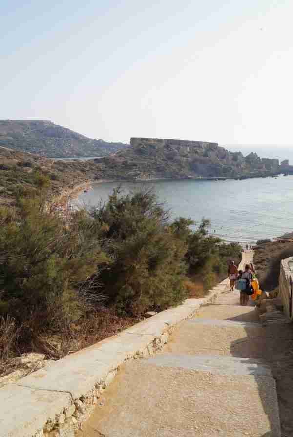 Treppe zur Ghajn Tuffieha Bay, einem Geheimtipp unter Malta schönste Strände.