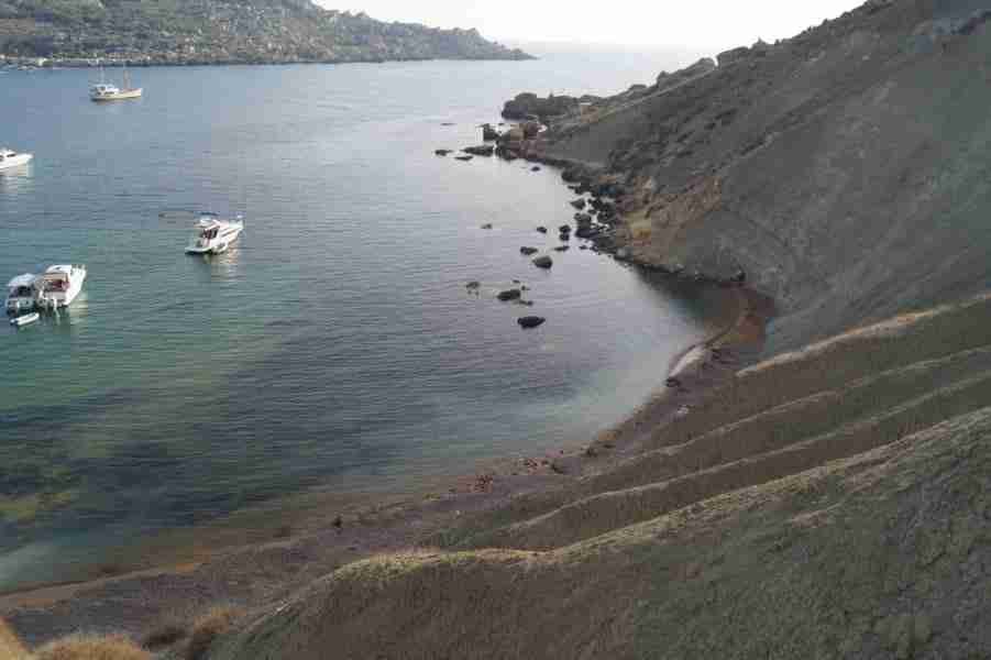 Die idyllische Bucht von Secret Ghajn Tuffieha Bay, einem der schönsten Strände auf Malta, perfekt für Individualisten und Naturliebhaber.