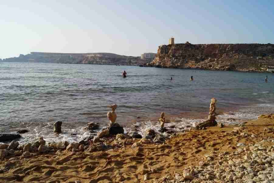Sanfte Wellen an der Ghajn Tuffieha Bay, einem der schönsten Sandstrände Maltas.