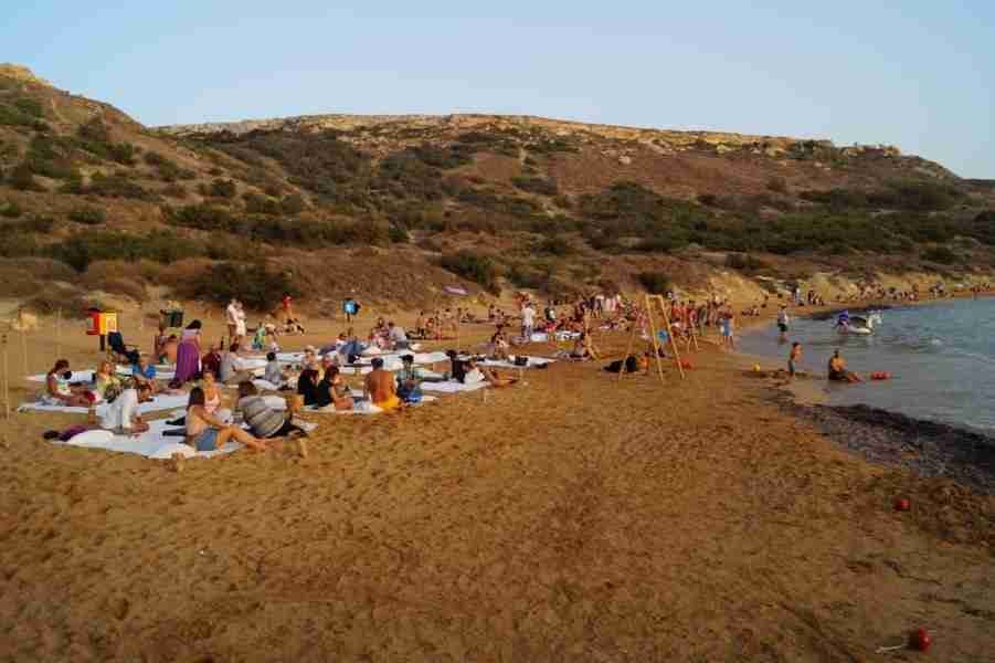 Blick auf Ghajn Tuffieha Bay, einen der schönsten Strände auf Malta, umgeben von idyllischer Natur.