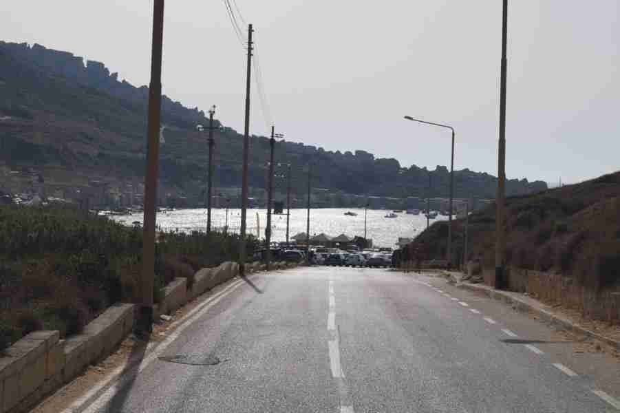 Malta Sandstrände: Die malerische Straße, die zur Gnejna Bay führt, umgeben von Hügeln und mediterraner Vegetation.