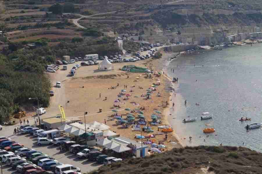 Die malerische Kulisse von Gnejna Bay, einem der schönsten Malta Sandstrände, mit Kalksteinformationen und türkisfarbenem Meer.