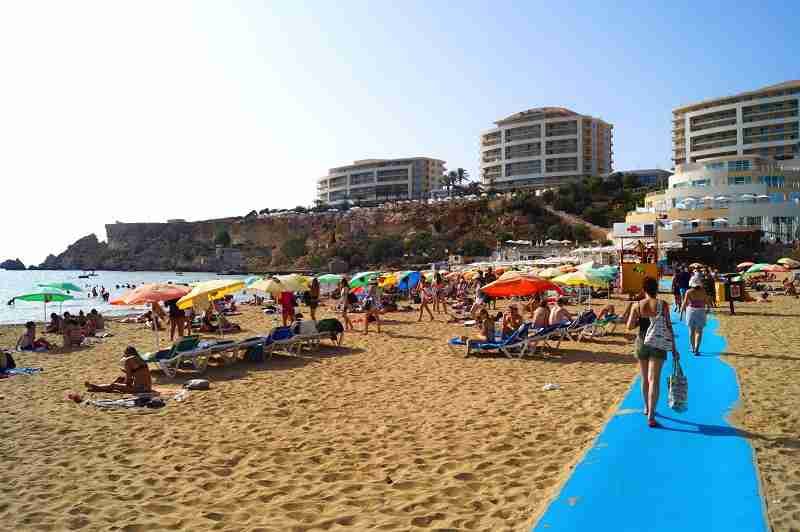 Das luxuriöse Radisson Hotel thront über der Golden Bay, dem schönsten Sandstrand Maltas, mit spektakulärem Blick auf das Mittelmeer.