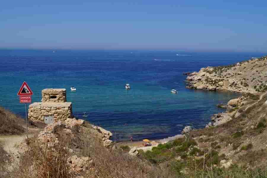 Panorama von Imgiebah Bay zeigt eindrucksvoll, dass Malta Sandstrände hat, die umgeben von unberührter Natur sind.