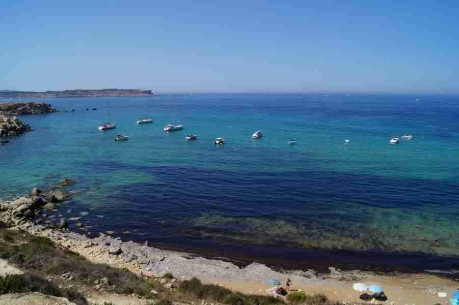 Kristallklares Wasser und feiner Sand an Imgiebah Bay verdeutlichen, dass Malta Sandstrände hat.