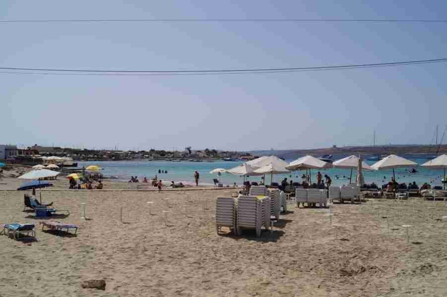 Panorama von Little Armier Bay, einem malerischen Sandstrand auf Malta mit kristallklarem Wasser und feinem Sand.