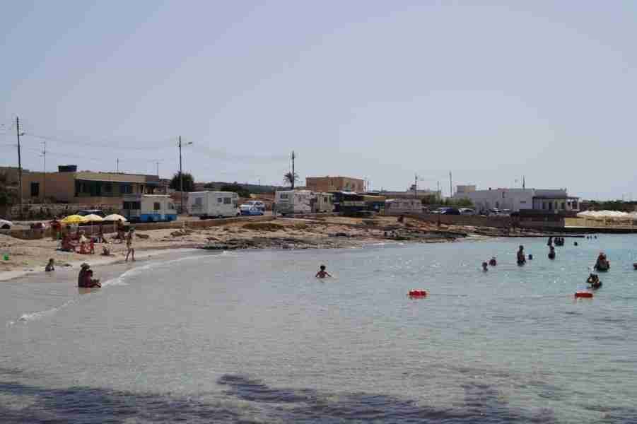 Familien am flach abfallenden Ufer von Little Armier Bay, perfekt für Kinder und unbeschwerten Badespaß.