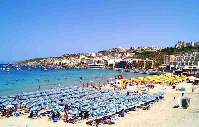 Flach abfallender Sandstrand Mellieha Bay, ideal für Kinder und Wasserratten.