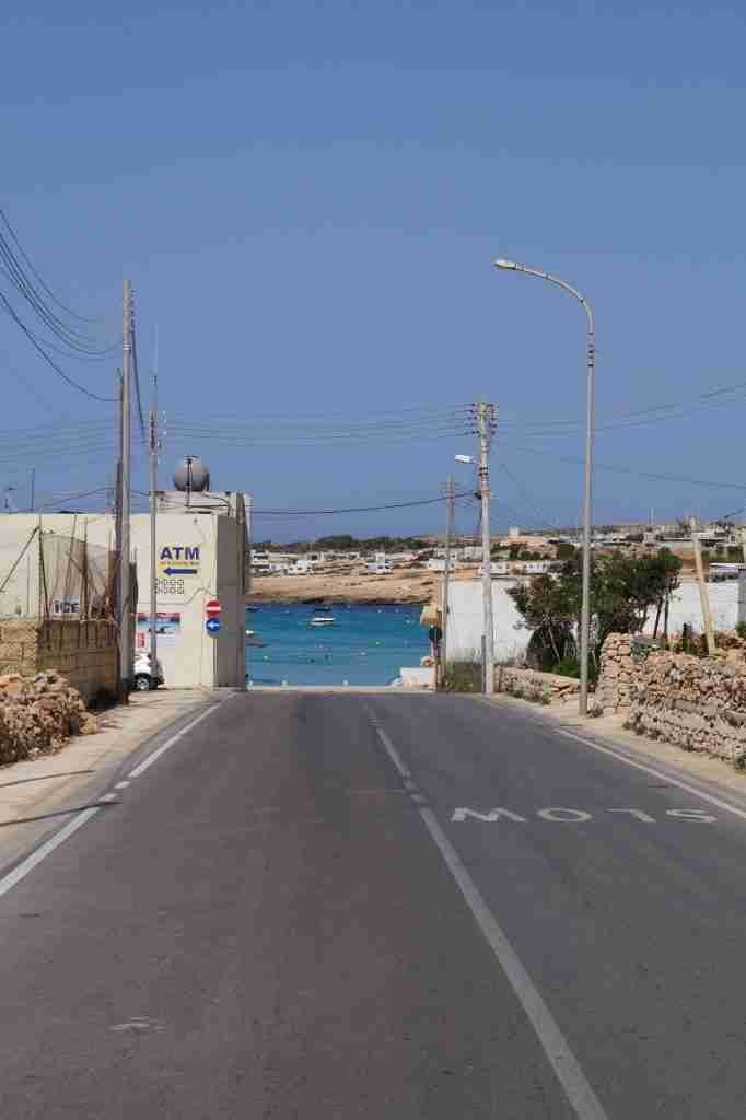 Blick auf Palm Beach auf Malta, umgeben von mediterraner Landschaft und klarem Himmel.