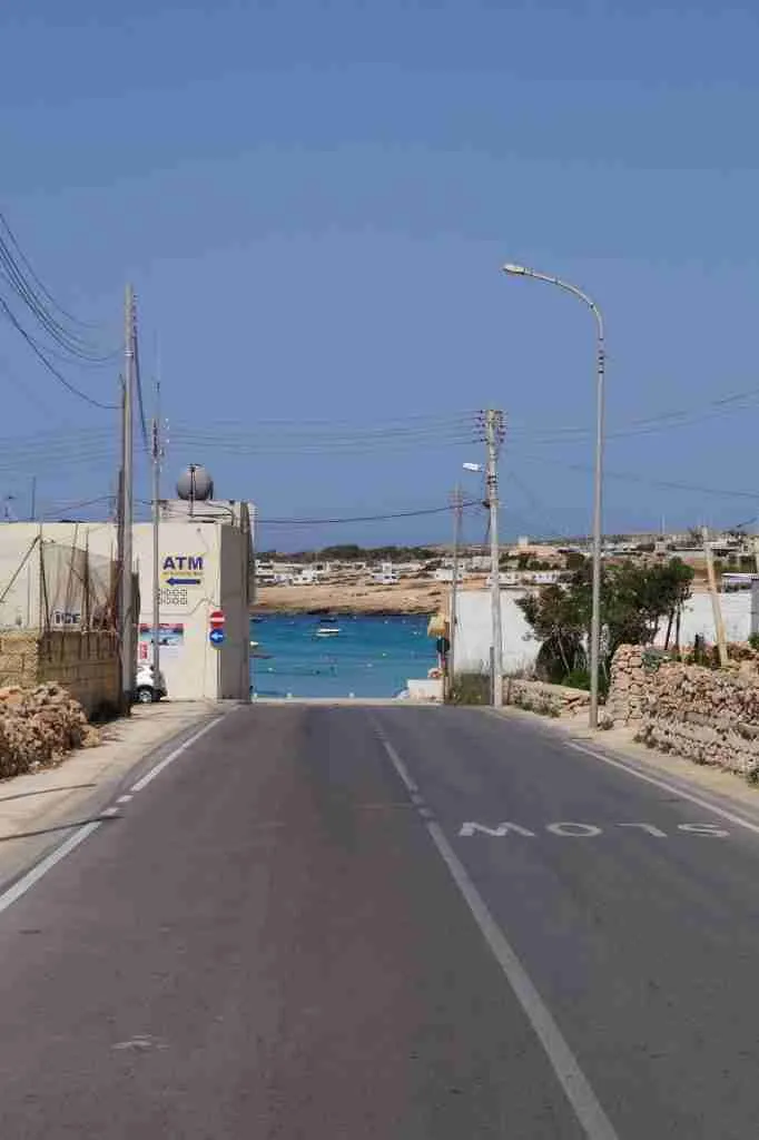 Blick auf Palm Beach auf Malta, umgeben von mediterraner Landschaft und klarem Himmel.