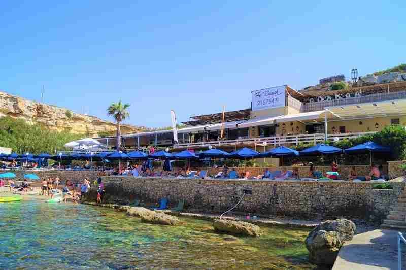 Ein gemütliches Restaurant am Strand von Paradise Bay, perfekt für ein Mittagessen mit Blick aufs Meer.