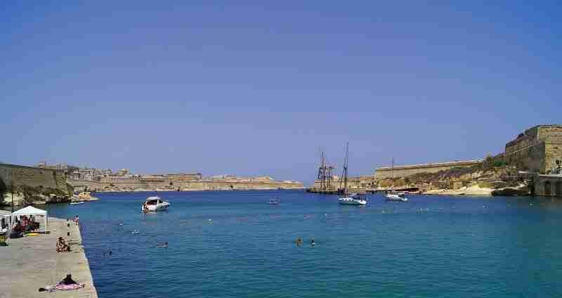 Filmkulisse des Films ‚Troja‘ am malerischen Strand von Rinella Bay, einem versteckten Juwel unter den schönsten Stränden auf Malta.