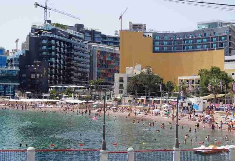 Lebendige Promenade von St. Julian’s mit Blick auf St. George’s Bay, einem der beliebtesten Strände auf Malta.