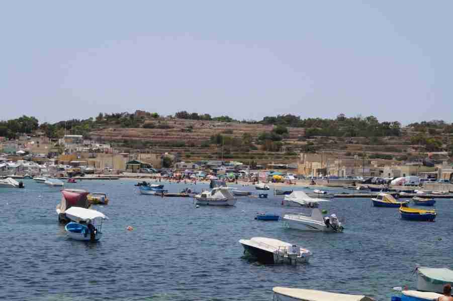 Traditionelle maltesische Fischerboote am Ufer eines ruhigen Strandes auf Malta.