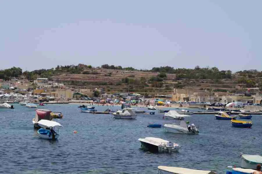 Traditionelle maltesische Fischerboote am Ufer eines ruhigen Strandes auf Malta.
