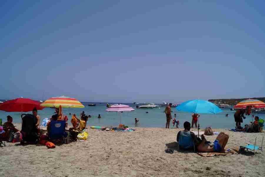 Idyllischer Blick auf den Strand Malta mit weißem Sand und klarem, türkisfarbenem Wasser.