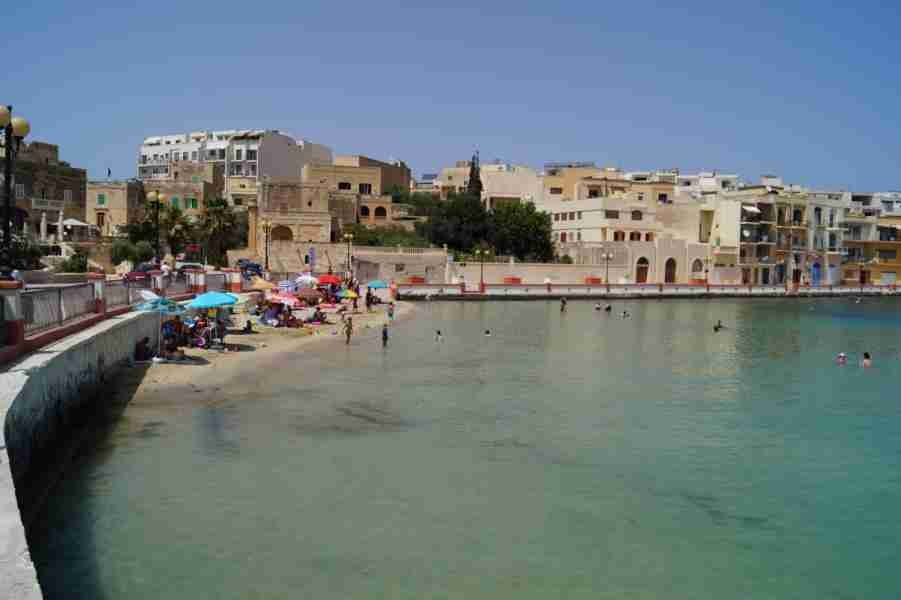 Familien entspannen sich in einer der kleinen Buchten Maltas.
