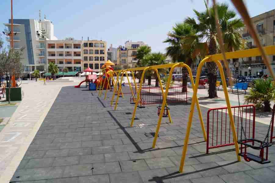 Kinderspielplatz in der Nähe von Pretty Bay, der zeigt, dass es auf Malta Sandstrände mit Familienangeboten gibt.