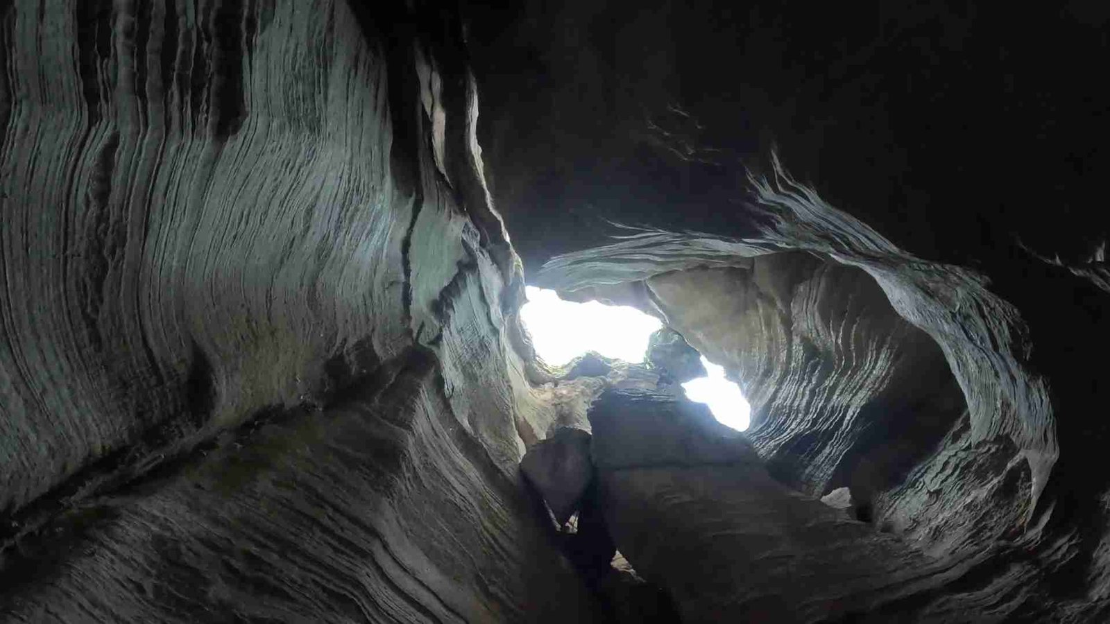 Verborgene Schlucht bei Theletra in Zypern, steile Felswände und schmale Pfade
