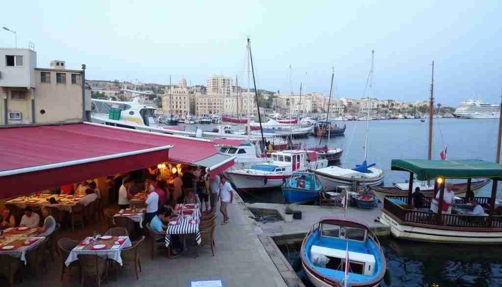 Fischrestaurants an der Hafenpromenade von Marsaxlokk